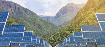 champ de panneaux solaires