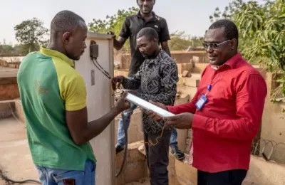 Des hommes collaborant dans la joie